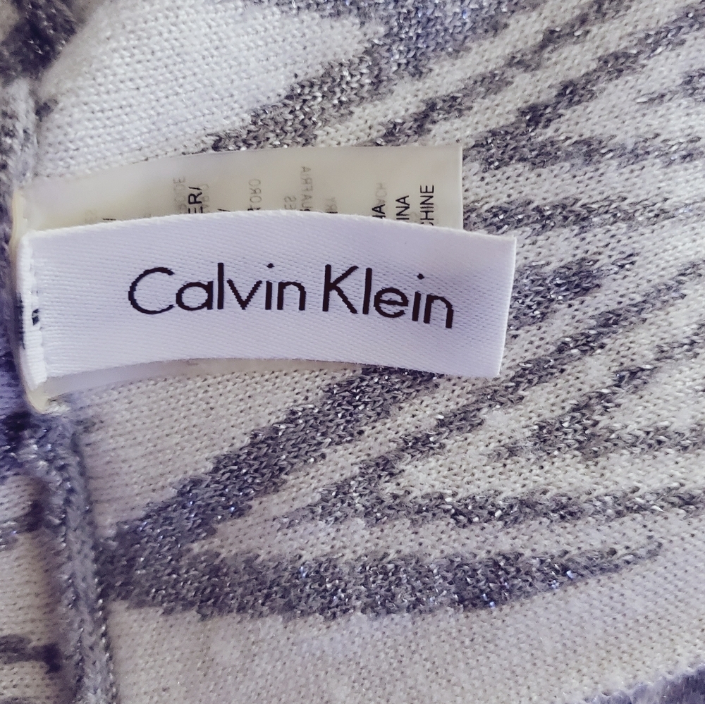 Calvin Klein Gray and White Zigzag Print Infinity Scarf - Picture 4 of 9
